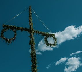 green cross under blue sky {{brizy_dc_image_alt entityId=